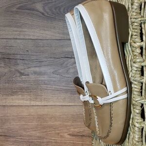 AEROSOLES Women's Tan And White Penny loafers.